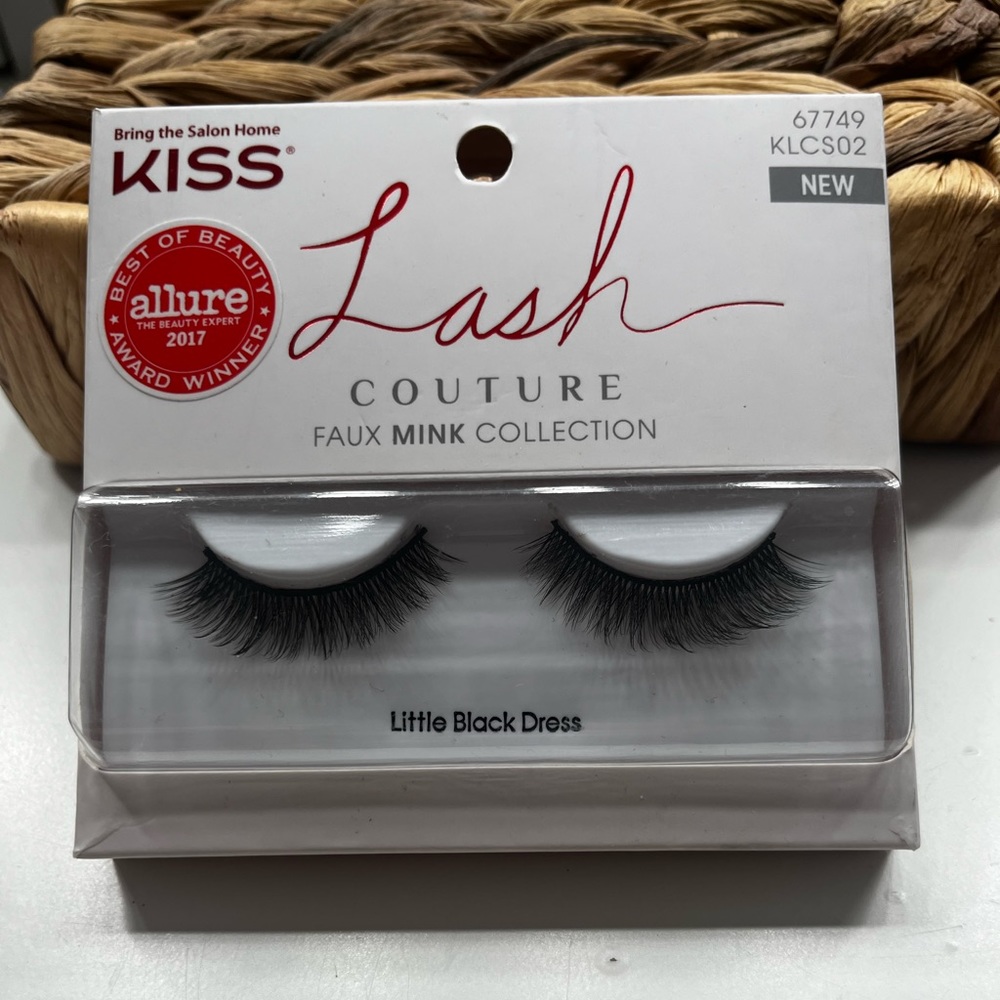 NEW pair of KISS Lashes - Natural Look